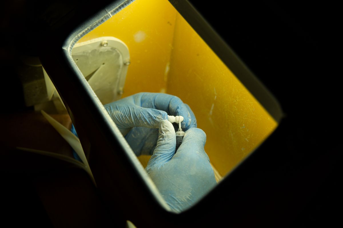 Un técnico dental trabaja en una restauración protésica.